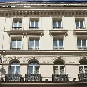 Nell 4*, Paris França